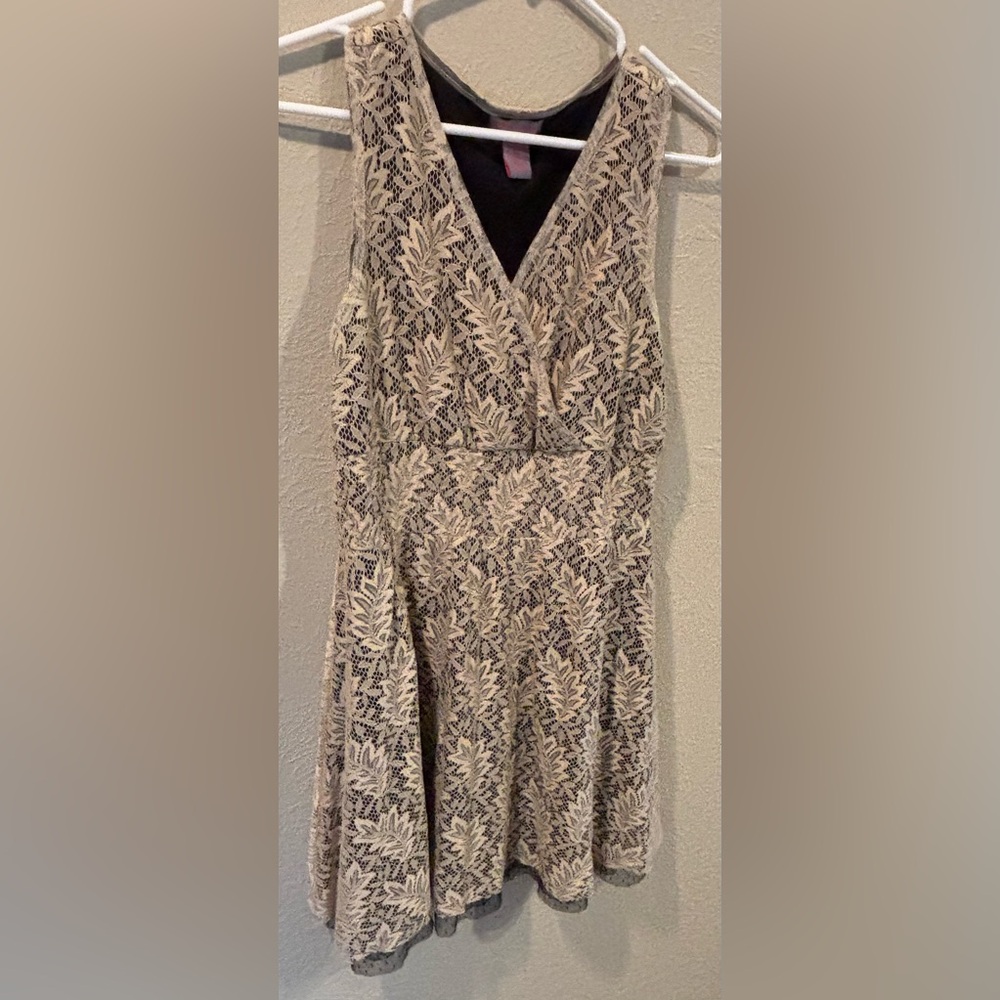 Ultra Pink dress. Size M. This dress has a beautiful textured overlay.